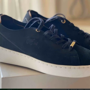 - Lacoste sneakers aldrig använda nypris är 1250kr mjuk sula färgen är marinblå i läder