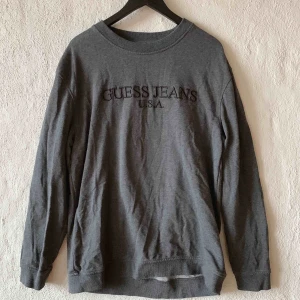  - Tröja från Guess, frakt tillkommer ✨