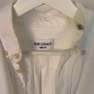 Our Legacy skjorta i storlek M. Bra skick förutom att en knapp fattas men det kan enkelt sys dit en!