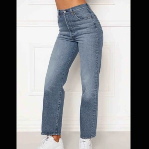  - ✨Lånade bilder✨Säljer mina sjuuuukt snygga och nya(!!) Levis ribcage straight ankle jeans!! Använda cirka 2 ggr.  Säljer för dom inte kommer till användning☹️ Kan skicka fler bilder! Frakt ingår i priset! Nypris : 1149:- 