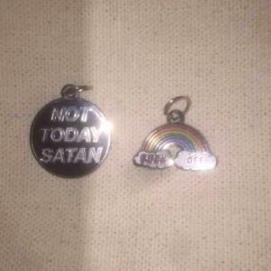  - Berlocker från shock , köpta för 100kr st aldrig använda . En för 20kr två för 30kr . Frakt 11kr för en eller båda