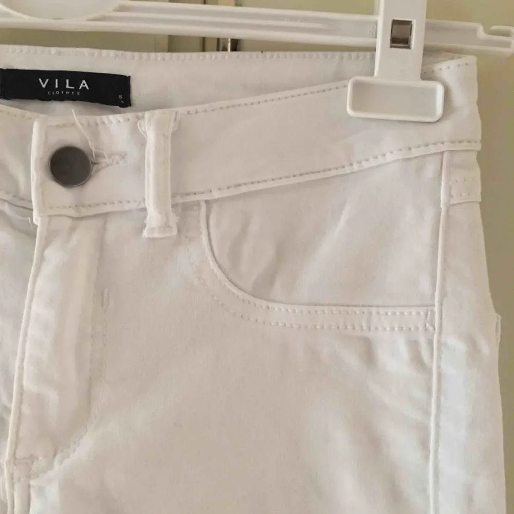 Stretchiga vita jeans endast använda ett fåtal gånger! . Jeans & Byxor.
