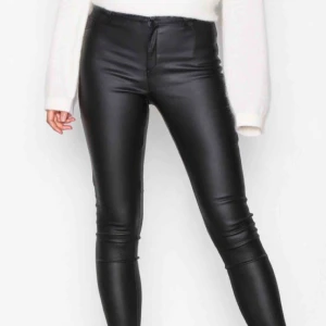  - Svarta skinnbyxor i bra skick. Frakt tillkommer!🖤💜