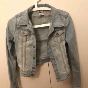  - Blå jeansjacka. Frakt tillkommer☺️