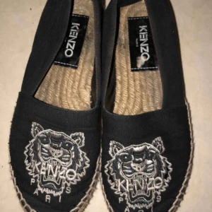  - Äkta kenzo slip-ons. Väl använda men i fint skick ändå, därav det låga priset! Frakt tillkommer!