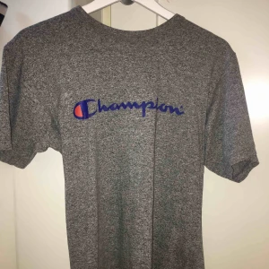  - Champion tröja köpt second hand i fint skick men kommer ej till användning :)