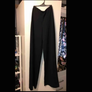  - HELT NYA! Jättefina utsvänga byxor från BOOHOO. Storlek 36, säljer pga lite för långa för min smak ❤️