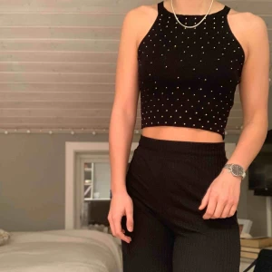 Svart croptop - Croptop med stenar från topshop i Berlin. Är dock helt oanvänd!