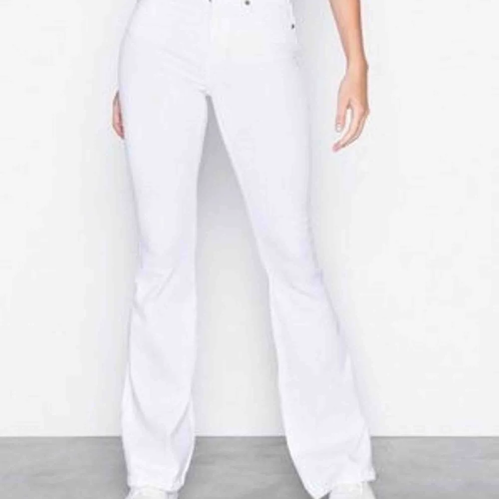 Säljer mina vita dr denim macy anför att dem inte längre kommer till användning, köpta i somras men bara använda ett fåtal gånger sedan dess. 250 kr + frakt 🥰. Jeans & Byxor.
