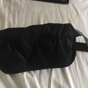  - En snygg väska ifrån weekday, materialet är som på en täckjacka, det är ett litet fack i väskan med dragkedja 