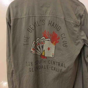  - Cool overshirt med tryck på baksidan. Fint skick. 