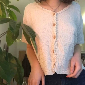  - Supersöt ljusgul kofta med knappar! Lite blomaktig runt om! 💞 (sista bilden visar färgen bäst!)