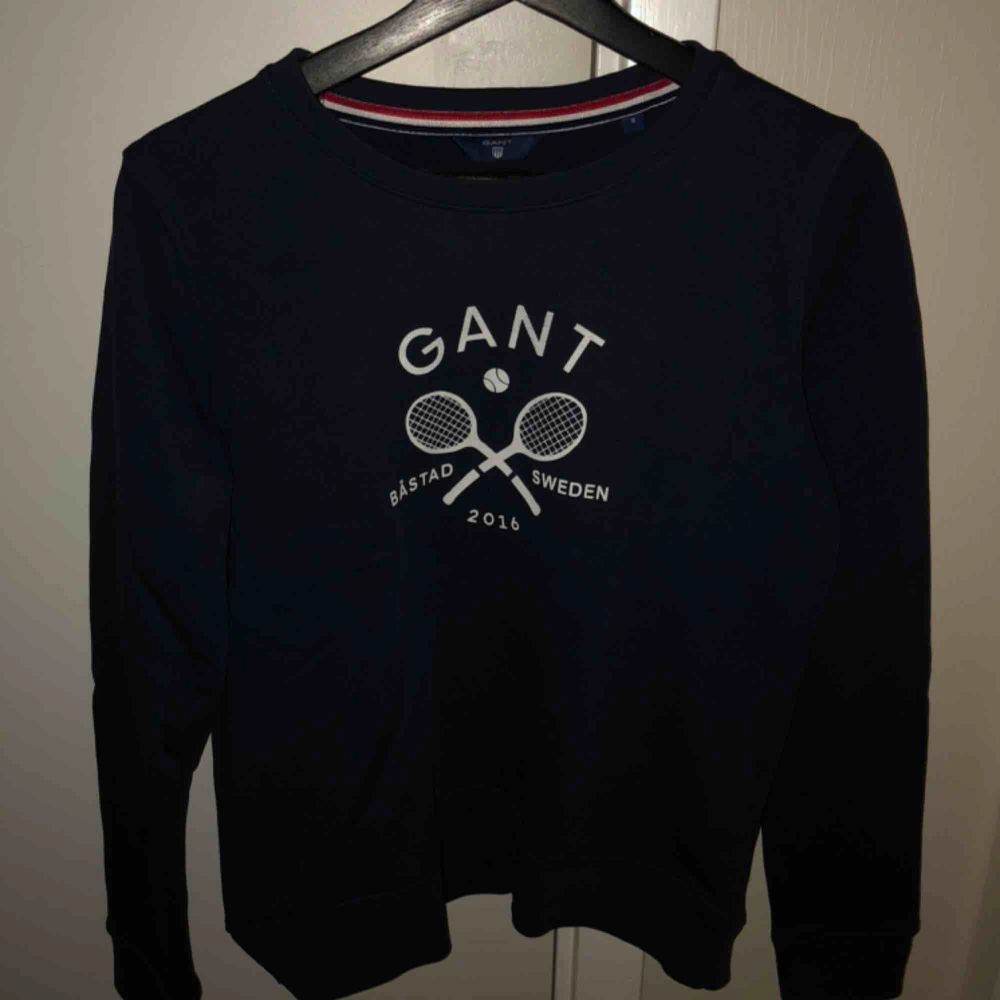 Marinblå Gant tröja, storlek S🙌🏽  Säljer pga bristande användning🌿 köparen står för frakt. Tröjor & Koftor.