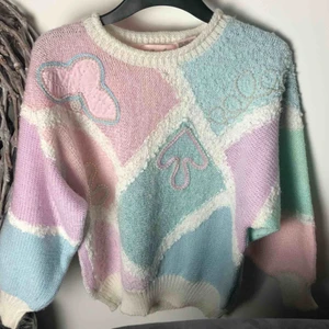  - Föredrar andra plagg mer än denna väldigt fina tröja tyvärr :( Inte något jag ”vågar” ha på mig, men riktigt cool. Köpt från Beyond Retro för inte alls länge sen för ett högt pris, därav tar jag 200 kr⚡️⚡️