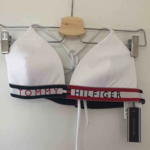  - Jätte fin bikini överdel från tommy hilfiger💕 storlek xs passar även s, köpt på Urban outfitters för 625 kr💕