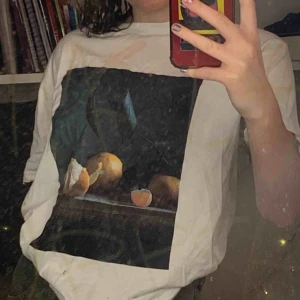 Söt t-shirt - Vit T-shirt med motiv från Monki. Perfekt skick. Motivet föreställer apelsiner. 