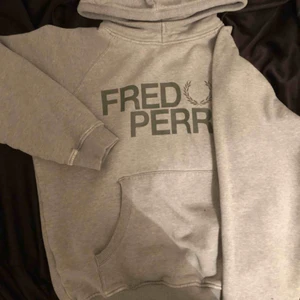  - Liten i stolek, sitter som en M. Små missfärgningar vid ärmarna (syns på bild). Kund står för frakt(: