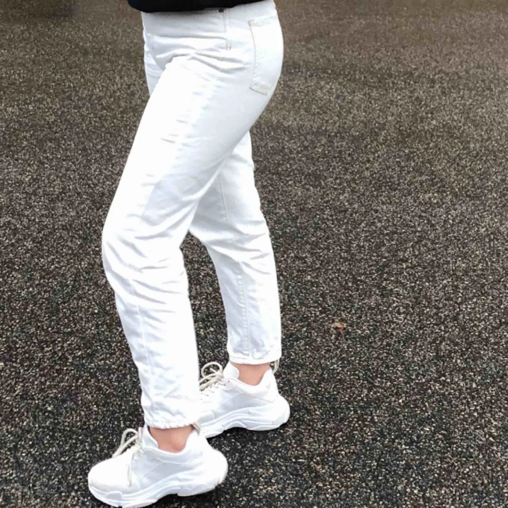 Vita raka jättefina jeans från Gina. Säljer då de inte kommer till användning mer 200kr inklusive frakt. Jeans & Byxor.