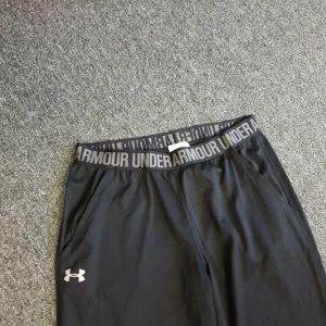 Under armor byxor - Helt nya under armor byxor!! Endast provade. Säljer på grund av fel storlek.