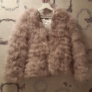 DM RETRO JACKA - Galet fin jacka med luva och knäppning från DM i nyskick säljes då den inte var i min stil tyvärr. Knäppning med öglor och vackert fodrat och quiltat med silke innanför. Storlek s-m 