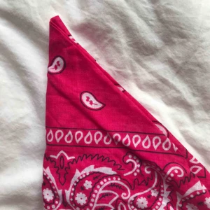  - mörkrosa bandana från glitter. snygg att knyta runt huvet.  frakt 11kr
