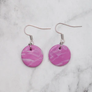  - Fina silverfärgade örhängen med ett hänge i lera. Nickelfria. Fri frakt vid köp över 100:-.