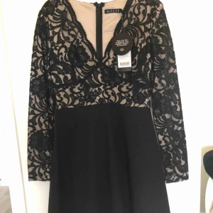  - Så snygg kort klänning från Hickup! Storlek M men passar även S. Den är aldrig använd, endast provad och den var för liten för mig. Köparen står för frakten. 