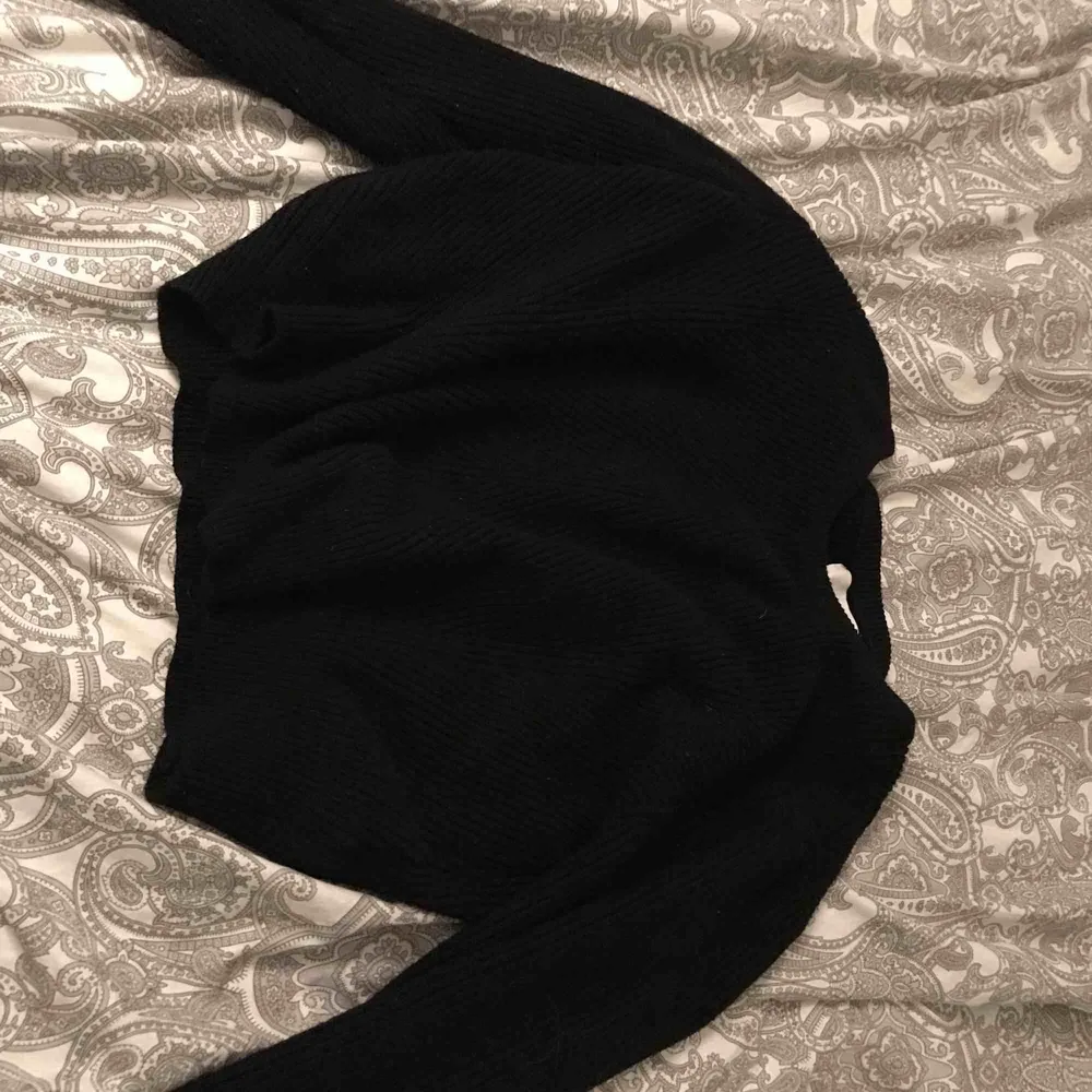 Mysig svart tröja som aldrig kommit till användning på grund av att jag tycker den e för stor  100kr+frakt. Tröjor & Koftor.