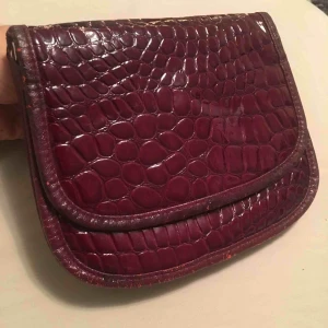  - Super snygg krokodil portmonnä mått 17x20cm. Något sliten på locket (se sista bild) därav priset ✨