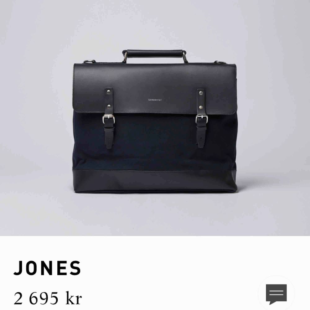 Sandqvist - Jones! Ryggsäck med avtagbara ryggremmar, så att det kan bli till en portfölj. Rymlig och i fint skick, och supersmart ☺️. Nypris är cirka 2600 kr. Kan mötas i Stockholm eller skicka den mot betalad frakt. . Väskor.