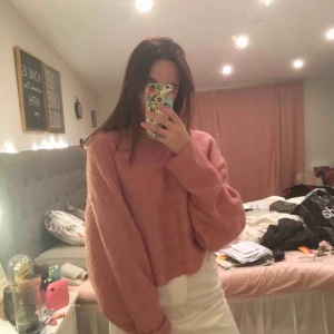  - En mysig stickad tröja från Bikbok! Den är lite nopprig men går att använda! Den har kostat 299kr säljer för 49kr och frakten ingår!