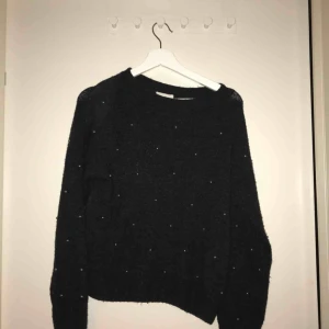 - Jättefin svart/grå stickad tröja mycket skön sticks inte alls storlek S 