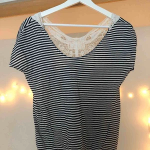  - T shirt från Berhska med detalj i ryggen. 