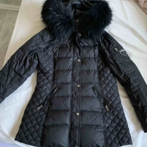  - Säljer min rock and blue jacka med äkta päls, enda felet är på sista bilden, satte dit en ring men man kan själv lösa de lätt, därav säljs den för 2000