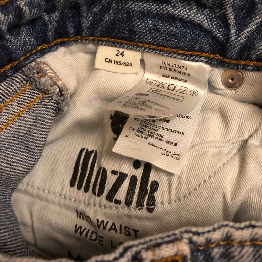 Jeans från monki i modellen MOZIK och storleken 24! Köpt för 400kr men säljer för 150kr + frakt! Använda ca 3 gånger men ser helt nya ut. De slutar lite ovanför mina fötter och jag är 165! De är straight leg/wide leg. Jeans & Byxor.