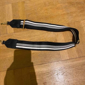 - Säljer de här fina väskbandet! Jag är en person som spontan shoppar mycket och det här är ett av de sakerna jag inte använd, vet inte riktigt varför men har bara inte blivit så och nu är det dags att sälja! Köpt för ca 150kr