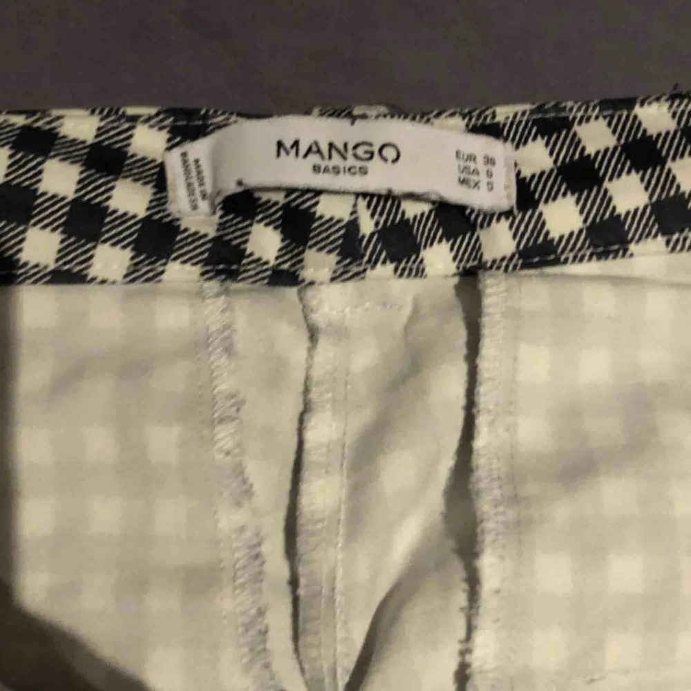 Rutiga riktigt sköna och snygga byxor från mango som är mer i ett stretchigt material.   Om man vill ha mer bilder är det bara att skriva Köparen står för frakt ;). Jeans & Byxor.