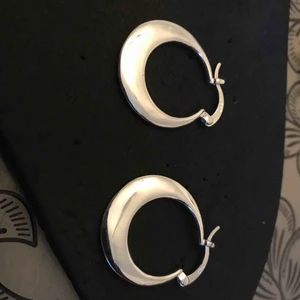  -   NYA CIRKULÄRA TRENDIGA SILVERÖRHÄNGEN STÄMPEL I 925. Yta: blank. *Bjuder på etuiet & på Portot        -Skickas inplastade nya aldrig brukade   