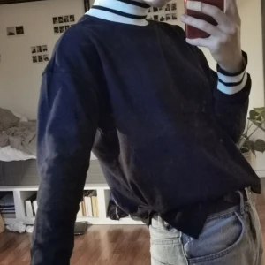 Blå vit turtleneck - En blå vit turtleneck, med slits. Aldrig använd :) 