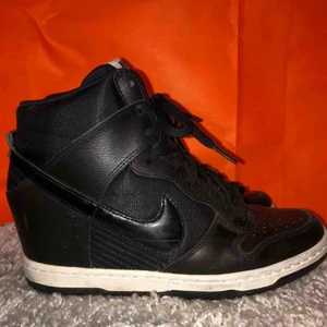 Nike skor! - Dunk Sky Hi Essential As coola skor köpta för 1100kr säljer för 200kr:) Använda max 2 ggr så i mycket bra skick:) Kan mötas upp i Stockholm annars står köpare för frakt☺️