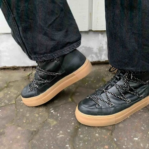  - Vinterskor från other stories storlek 39, sparsamt använda så bra skick! Nypriset är ca 1600 kr 