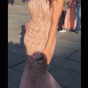  - Säljer min balklänning som jag endast haft på mig under en kväll, är i väldigt bra skick. Pris kan diskuteras vid snabb affär.