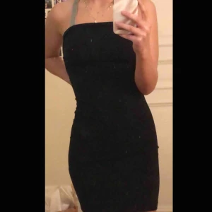  - Superfin svart klänning från chiquelle. Nypris: 350, säljs pga aldrig används. Fint skick! Går ej att hitta i butik. 💞