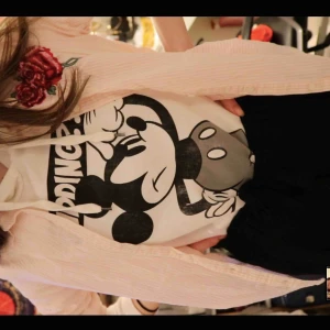  - Köpt på BikBok. Finns en extra knapp. 100% bomull. 