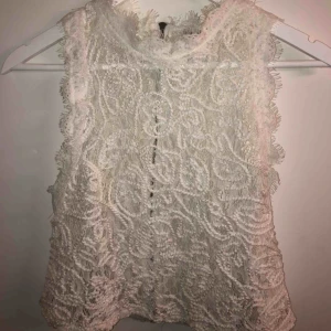  - Fin spetstopp från Zara i fint skick. Priset är inklusive frakt.