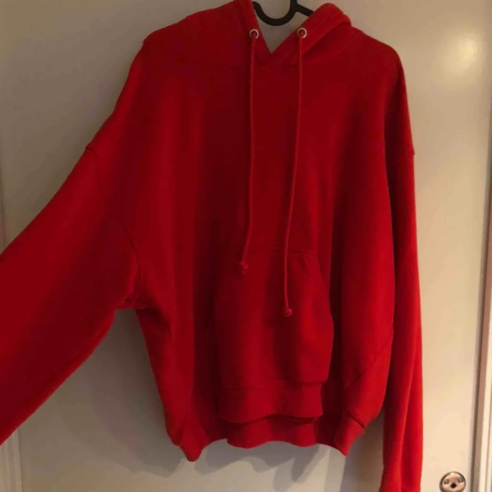 (Inkl frakt)Jättemysig röd oversized hoodie från weekday. Endast använda enstaka gånger.❤️. Hoodies.