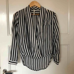  - Skjorta i svart och vitt . Sheinside   Upphämtning i Skanstull alternativt frakt på 63kr 