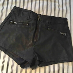  - Assnygga lädershorts från H&M, inga fickor tho :( 🌸 Finns i Kalmar men kan fraktas, skriv för med detaljer, bilder och fraktpris 🌸