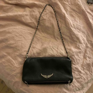  - Äkta svart zadigväska i läder😁😁 väl använd men i bra skick medföljer dustbag och två kedjor (en lång och en kort)     ❤️❤️ original pris 3 150kr frakt ingår