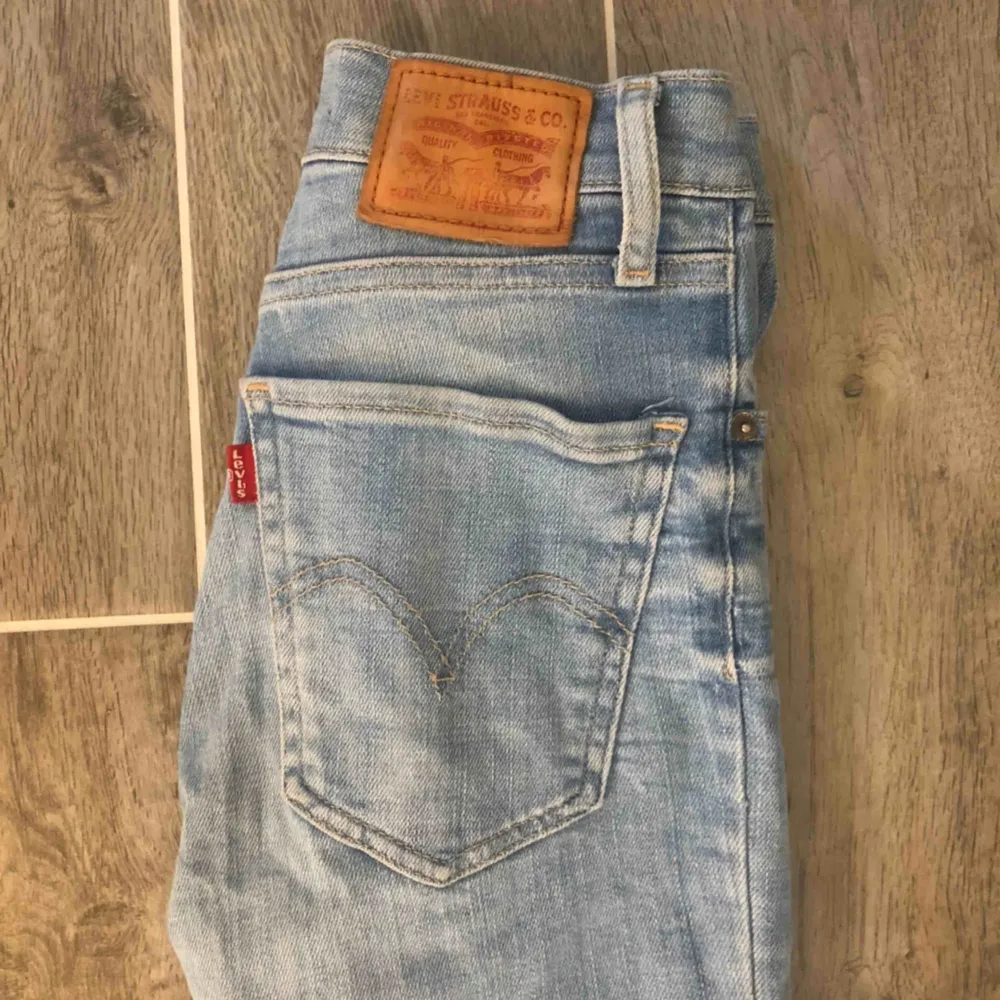 Säljer mina ljusblå mile high superskinny jeans i w24 L30 då de har blivit för små. Väldigt fint skick. Köparen står för frakt🥰. Jeans & Byxor.